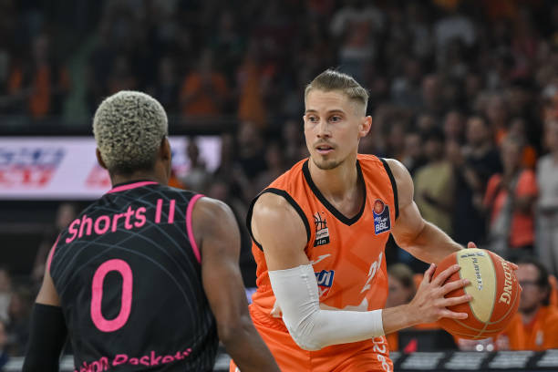 选为中足联 选为中足联